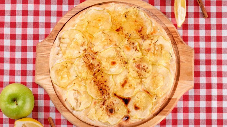 Apple pie with cheese