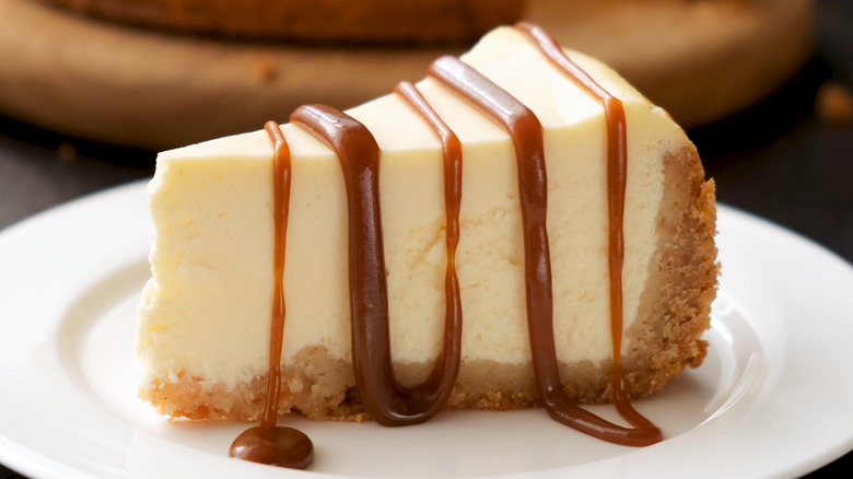 cheesecake with carmel sauce 