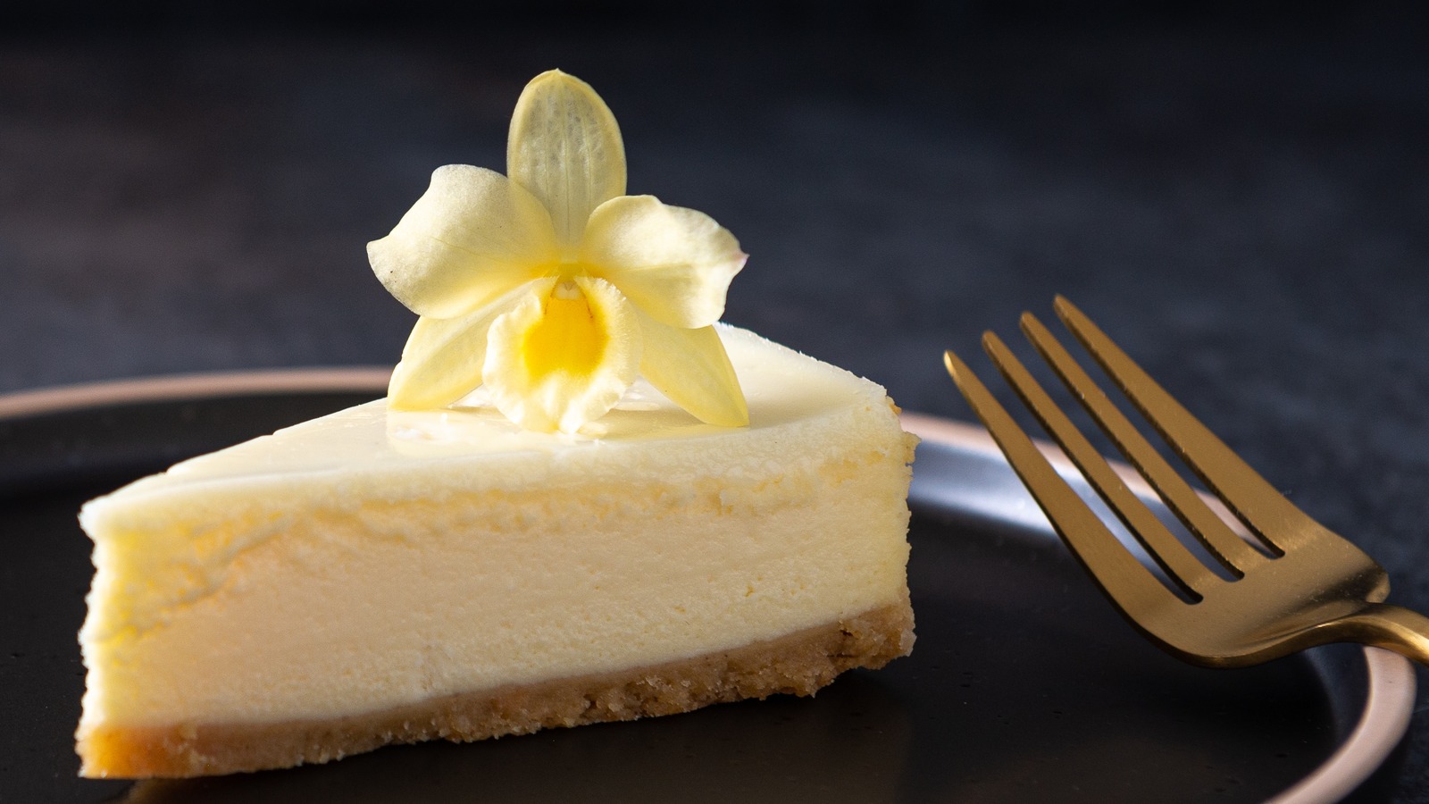 https://www.thedailymeal.com/img/gallery/why-you-should-always-cook-your-cheesecake-in-a-water-bath/l-intro-1668799796.jpg