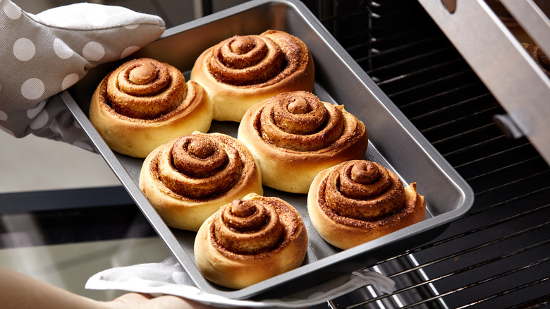 Cinnamon rolls in a baking tray 