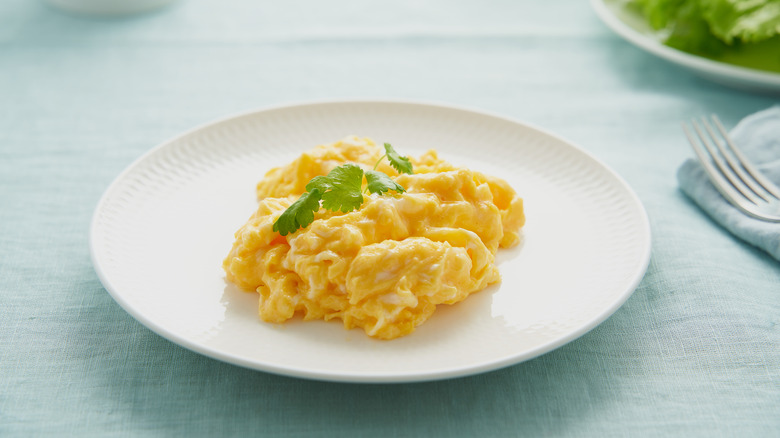 Scrambled eggs on a plate