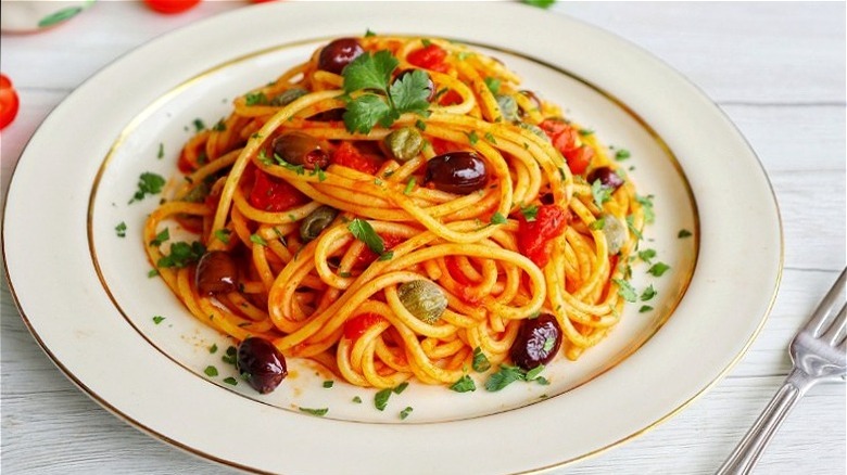 Spaghetti with olives and tomatoes 