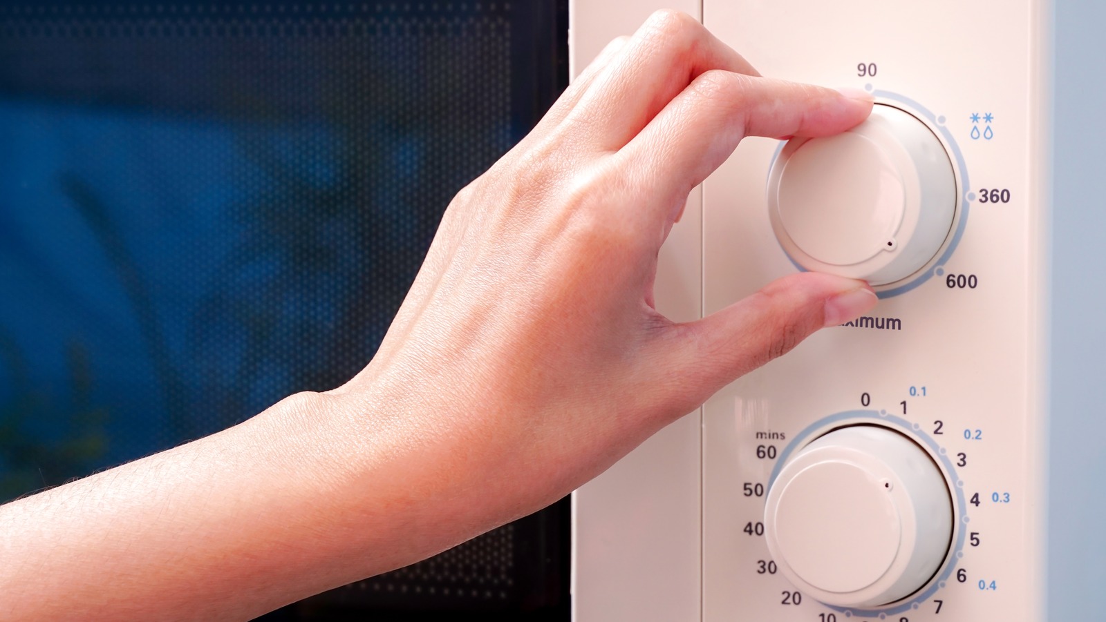 Why You Should Avoid Your Microwave's Full Power Option When Reheating Food