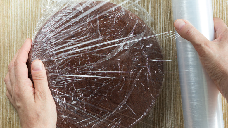https://www.thedailymeal.com/img/gallery/why-you-should-cover-your-cake-in-plastic-wrap-fresh-out-of-the-oven/intro-1687877210.jpg