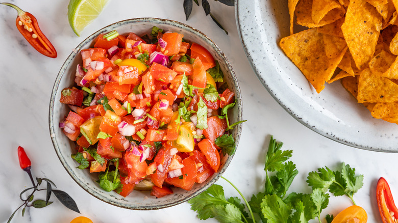 https://www.thedailymeal.com/img/gallery/why-you-shouldnt-put-your-fresh-pico-de-gallo-in-the-refrigerator/pico-de-gallo-is-best-kept-unrefrigerated-1684173523.jpg