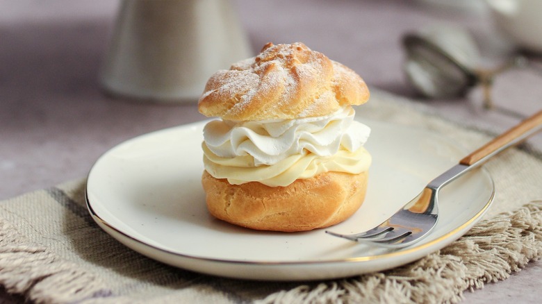 Cream puffs with powdered sugar