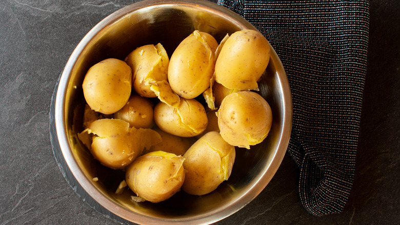 Bowl of boiled potatoes 