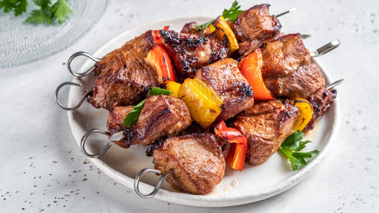 Pork kebabs with bell pepper