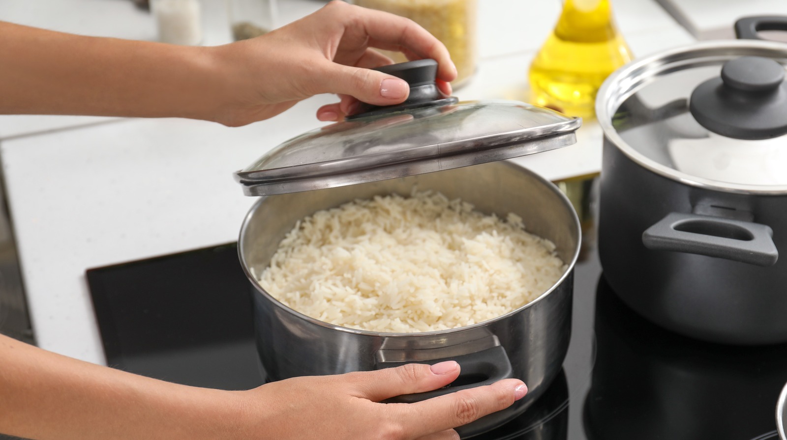 https://www.thedailymeal.com/img/gallery/why-your-pot-lid-is-so-vital-for-making-perfectly-cooked-rice/l-intro-1678294955.jpg