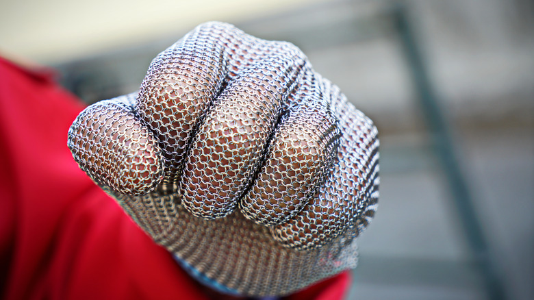 Chainmail cut-resistant glove