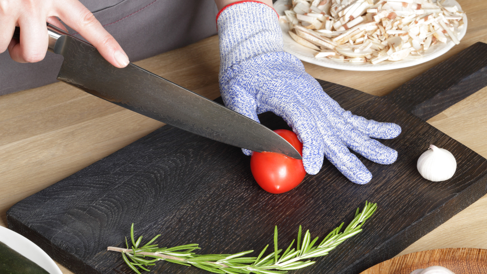 https://www.thedailymeal.com/img/gallery/will-cut-resistant-gloves-actually-save-you-in-the-kitchen/l-intro-1699388862.jpg