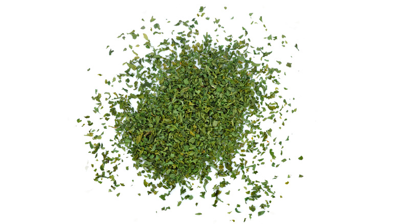 dried parsley flakes