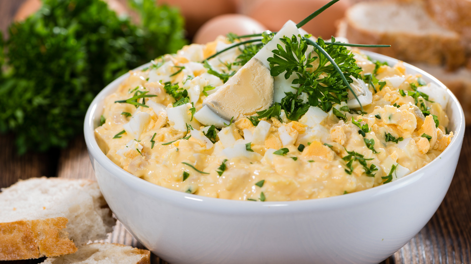 https://www.thedailymeal.com/img/gallery/x-ingredients-to-never-add-to-egg-salad/l-intro-1676328933.jpg