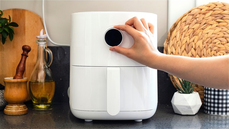 Hand setting air fryer temperature