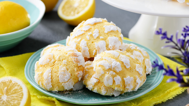 Lemon crinkle cookies blue plate