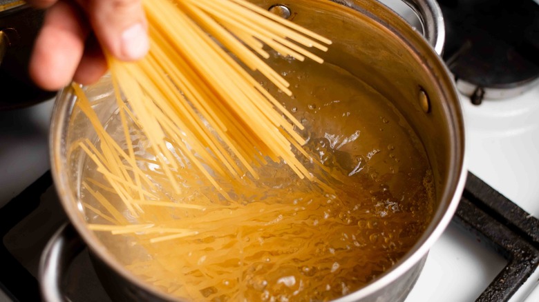 Spaghetti in water