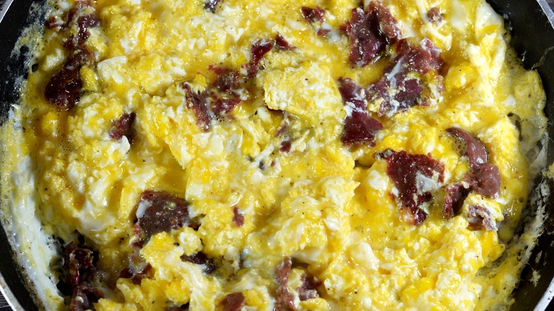 scrambled eggs with beef