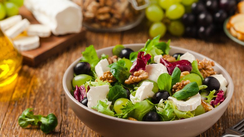 Salad with walnuts and goat cheese