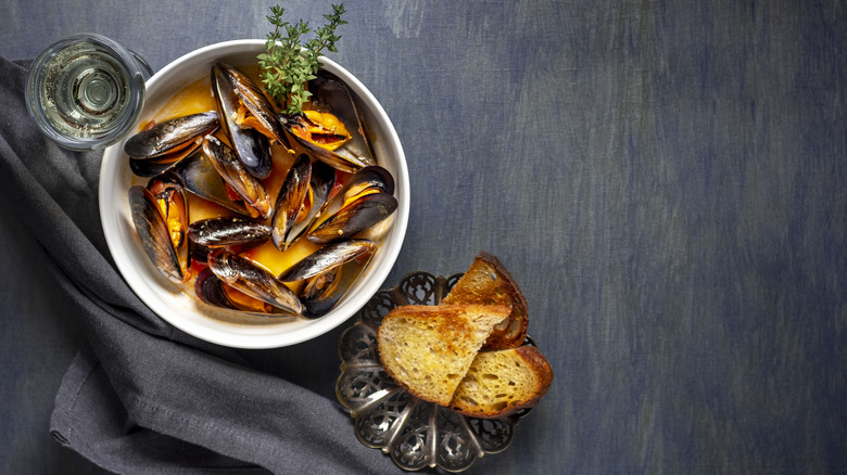 A bowl of mussels