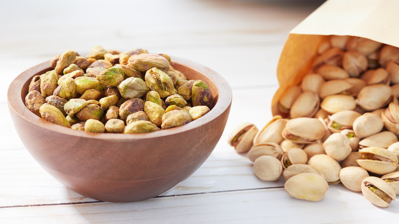 Shelled and unshelled pistachios