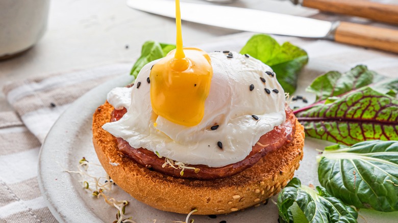 hollandaise sauce on poached egg