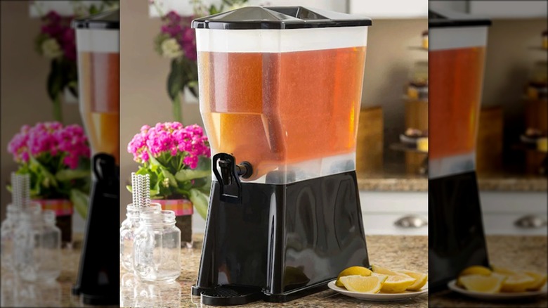 beverage dispenser with iced tea