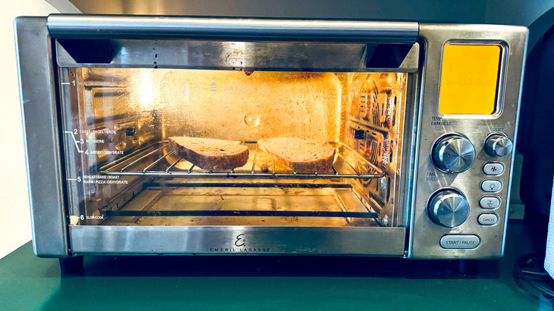 toaster oven toasting bread