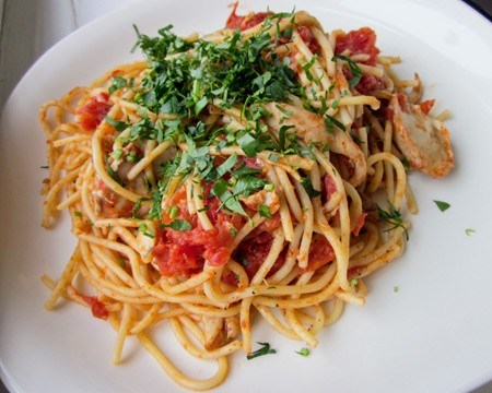 Chicken Spaghetti With Garlicky Tomato Sauce Recipe By Will Budiaman