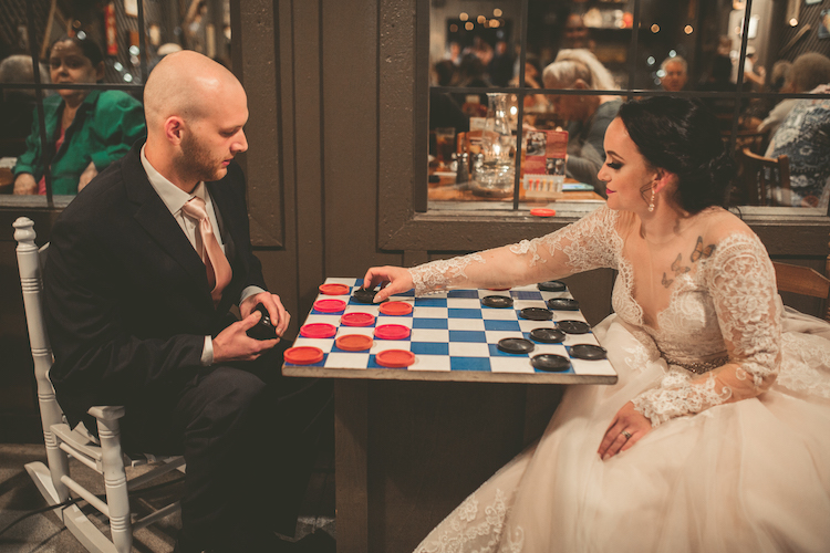 these-cracker-barrel-employees-took-wedding-photos-at-their-restaurant